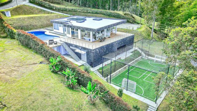 Large villa in Colombia with pool and sports court